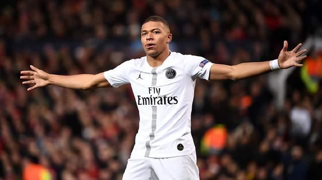 门将助攻前锋！离谱名场面（门将送出助攻，前锋破门上演离谱一幕）