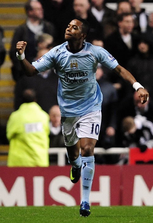 贝林厄姆社媒晒照庆女友生日，二人恋情公开将满一年（贝林厄姆社媒晒照为女友庆生，公开恋情将满一周年）