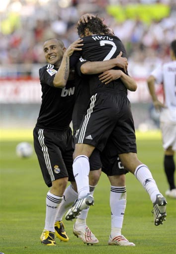 萨索洛前锋皮纳蒙蒂比赛时家中失窃，事发时孩子和保姆在家里（萨索洛前锋皮纳蒙蒂比赛期间家遭窃，孩子与保姆当时在家）