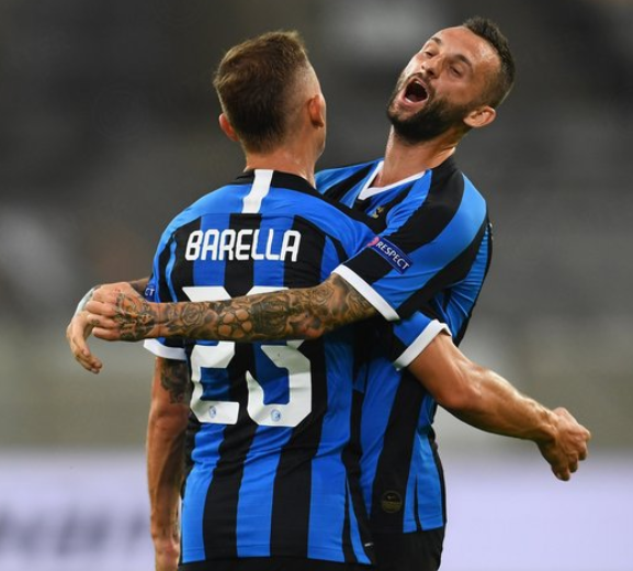 皇马本泽马梅开二度助球队取胜（本泽马双响助皇马告捷）