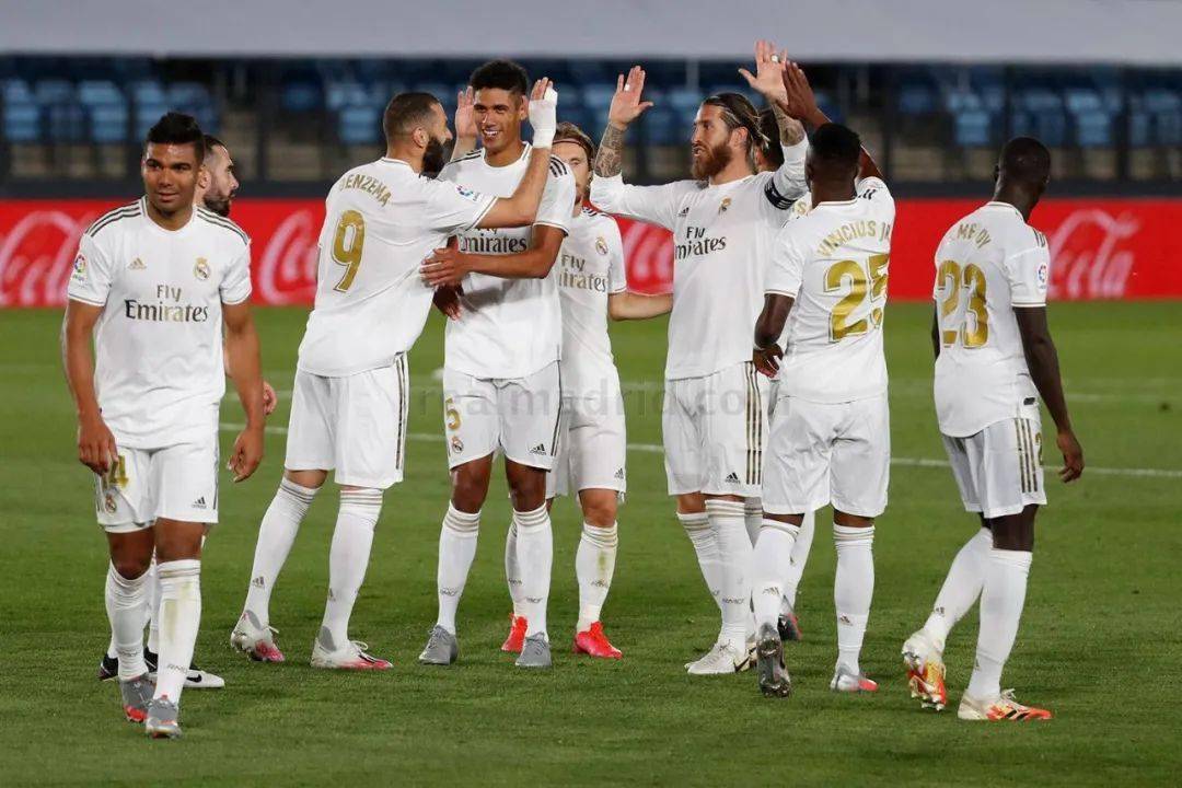 国乒拿下混团世界杯3连冠 采访时被吉祥物“乒乓”硬控 听说桌上的也能带走 全员直接all in 人手两个开心回家