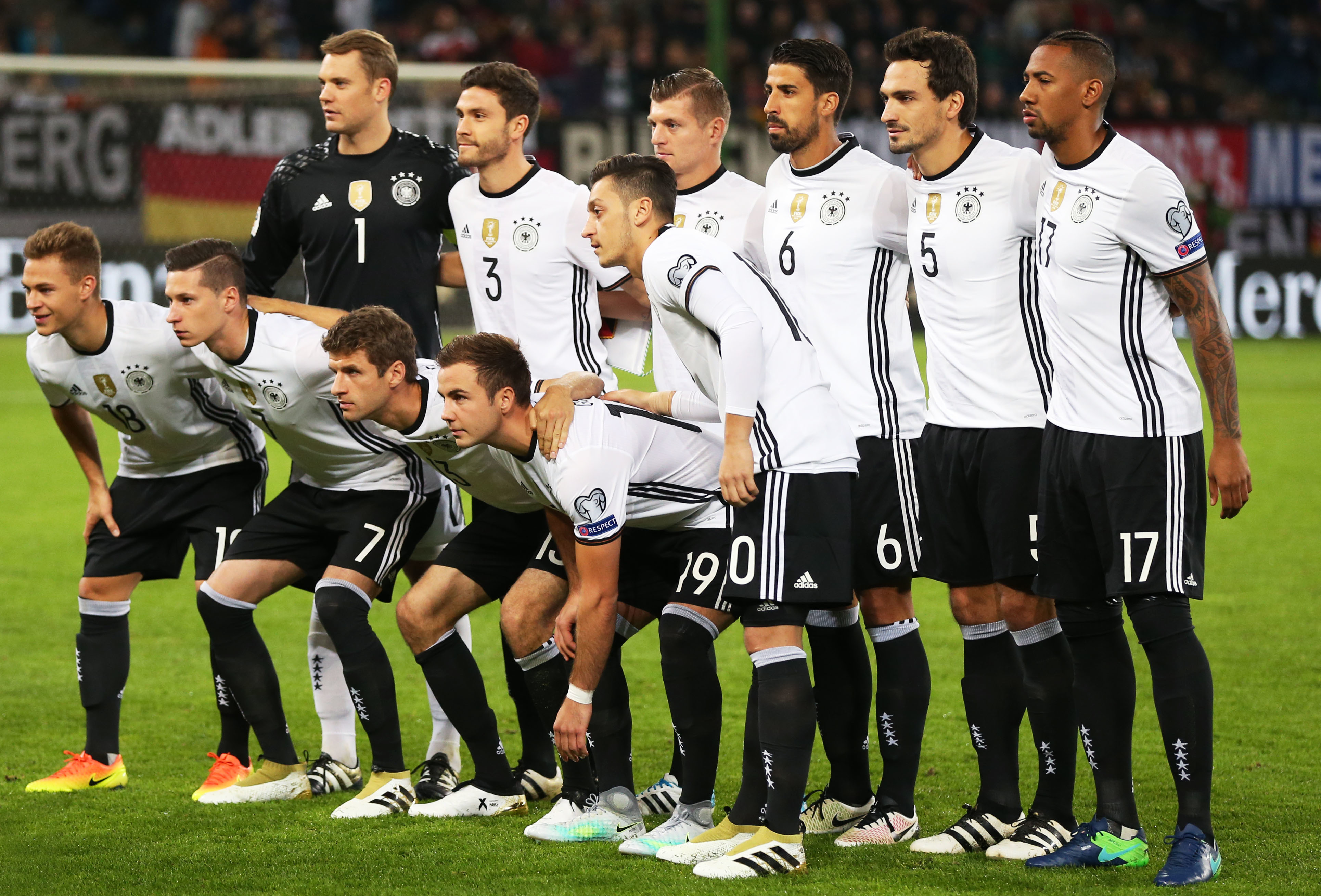 队友送大礼！QPR绝杀功臣疯狂庆祝，下一秒只剩底裤苦笑（队友大赠送！QPR绝杀英雄狂喜庆祝，转眼只剩内裤无奈苦笑）