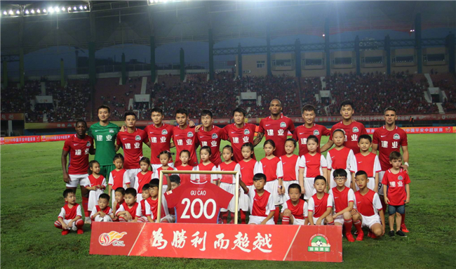 雷霆以132比111大胜独行侠，亚历山大高效砍下33分，延续14连胜。（雷霆132-111轻取独行侠，亚历山大高效轰下33分，豪取14连胜）