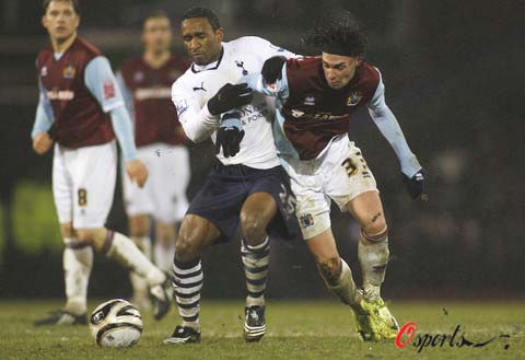 马刺后场连线表现亮眼（马刺后场组合发挥出色）