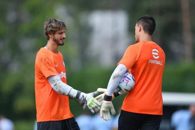 皇马官方：完成欧冠前最后一练，姆巴佩、卡马文加在室内训练（皇马通报：欧冠前最后一练收官，姆巴佩与卡马文加在室内训练）