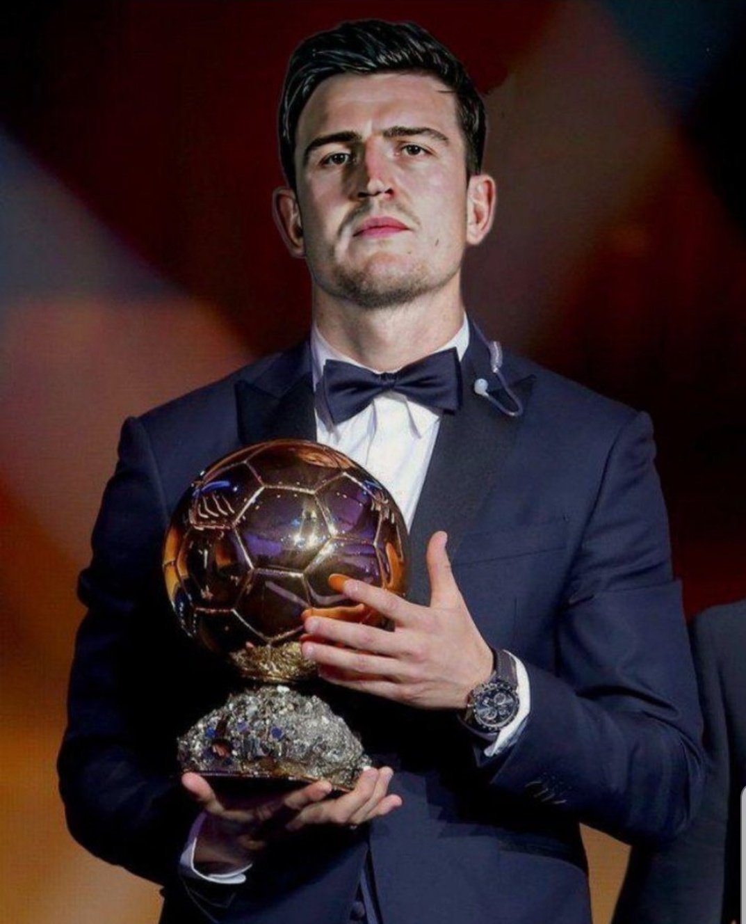 萨勒马克尔斯比赛里与裁判对峙，还被裁判踢了一脚