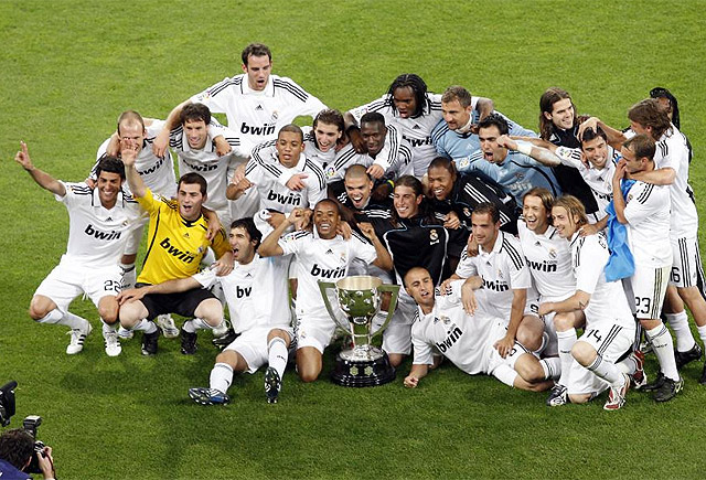 东体：海港计划1月中旬收队，俱乐部会评估合同到期球员（东体：海港队预计1月中旬集结，俱乐部将评估合同到期球员）